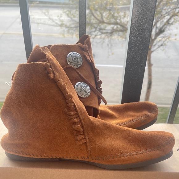 Minnetonka Two Button Ankle Boot Moccasin | Sz 9 - Picture 2 of 8